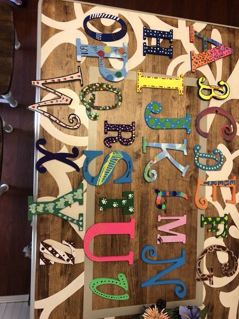 So at my baby shower, instead of games I had everyone paint me a letter of the alphabet any way they wanted. This alphabet will be hung up in Jaedan’s room. I’m SO impressed with how they turned out 😍 February Baby Shower Themes, Small Baby Shower Ideas, February Baby Showers, Sprinkle Baby Shower, Modern Baby Shower, Painted Letters, Baby Shower Planning, Hung Up, The Alphabet