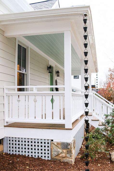 Yes! I want to add charm and character to my home. I found this tutorial on building flat sawn baluster railings. Looks super easy to do. Craftsman Porch Railing, Sawn Balusters, Craftsman Style Porch, Porch Railing Designs, Craftsman Porch, Front Porch Railings, Custom Porch, Split Foyer, Cottage Porch