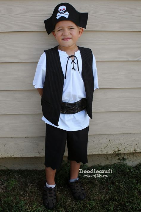 Doodlecraft: Simple Pirate Costumes!                                                                                                                                                                                 More Diy Pirate Costume, Peter Pan Kostüm, Diy Pirate Costume For Kids, Boys Pirate Costume, Homemade Pirate Costumes, Last Minute Kostüm, Pirate Costume Kids, Diy Pirate, Pirate Costume Diy