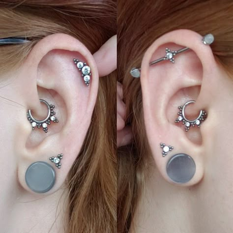 Ear Piercing Combinations, Piercing Aesthetic, Tattoo On Thigh, Pin Up Tattoo, Ear Styling, Piercing Daith, Ear Stretching, Types Of Ear Piercings, Piercing Inspiration