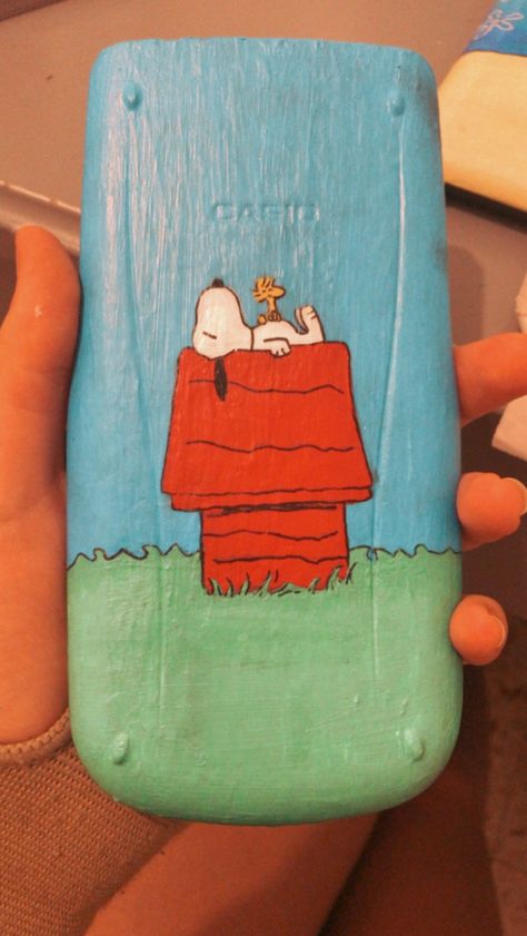 Calculator acrylic painting Snoopy Painting Ideas On Notebook Cover, Lighter Paintings Ideas Canvas, Crochet Calculator Case, Calculator Painting Aesthetic, Painting On Calculator, Snoopy Paintings On Canvas, Painted Calculator Cover Ideas, Calculator Drawing Ideas, Calculator Painting Ideas