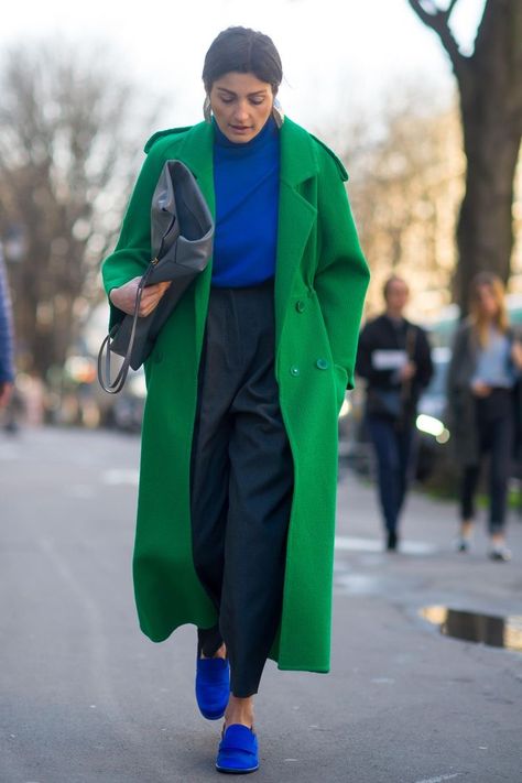 Walking Down The Street, Color Blocking Outfits, Paris Fashion Week Street Style, Autumn Street Style, Green Coat, 가을 패션, Fashion Week Street Style, Colourful Outfits, Fashion Mode