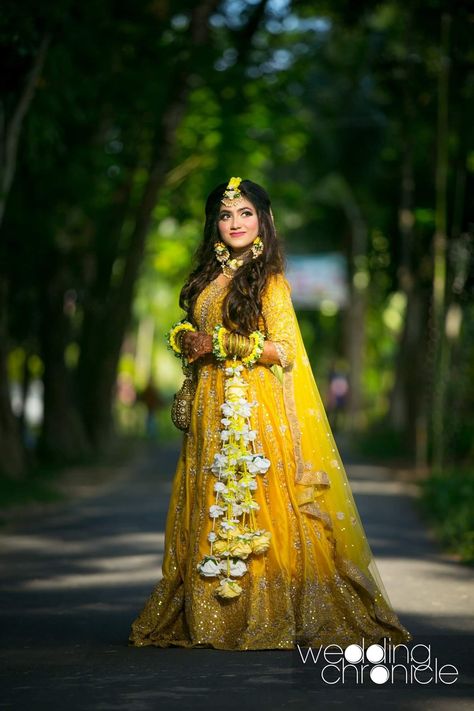 Haldi Bridal Pose, Halad Poses, Haldi Portrait Bride, Haldi Bride Photoshoot, Mangalasnanam Stills, Bridal Haldi Photoshoot Poses Indian, Bride Outdoor Poses, Hldi Pose For Bride, Haldi Bridal Poses