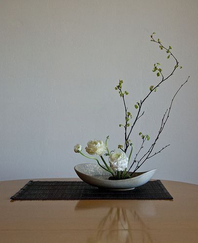 Japanese Art Ideas, Ikebana Vases Pottery, Banquet Flower, Ohara Ikebana, Ikebana Vases Ceramics, Flowers Arrangements Ideas, Arreglos Ikebana, Ikebana Sogetsu, Sogetsu Ikebana