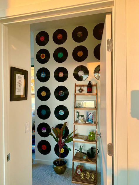 Bedroom accent wall with mounted records #bedroom #bedroomideas #room #roomdecoration #apartment #apartmentdecoratingideas #goodvibes Records Bedroom, Bedroom Accent Wall, Old Records, Bedroom Accent, Accent Wall Bedroom, Record Wall, Room Goals, Room Inspo, Apartment Decor