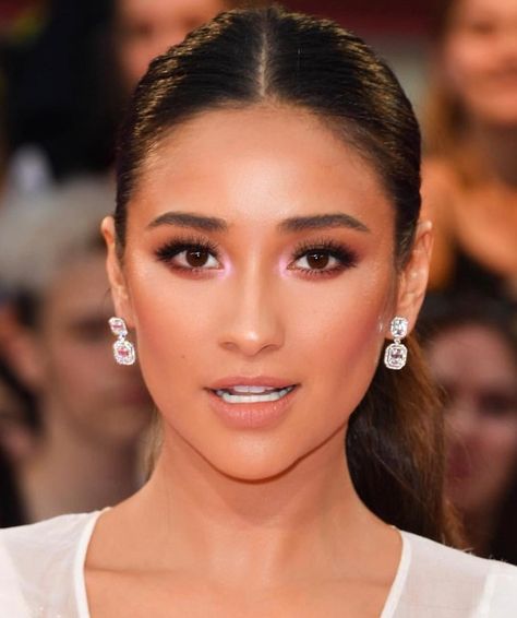 Shay Mitchell Makeup, Easiest Hairstyles, Celebrity Workout, Beauty Games, Shay Mitchell, Celebrity Makeup, Teen Vogue, Smokey Eye Makeup, Homecoming Makeup