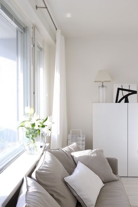 Homevialaura | living room | white linen curtains | Mixrack | Showroom Finland | Tapio Anttila Rug Luvung Room, Neutral Curtains, White Linen Curtains, Lets Stay Home, Beautiful Houses Interior, Neutral Living Room, Living Room White, Linen Curtains, Cozy Room