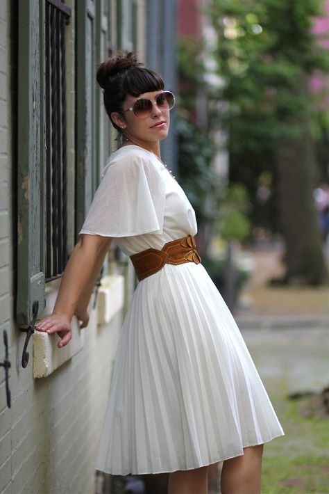 Love this dress with the brown belt! White Dress With Brown Belt, Big Brown Belt Outfit, Shifon Dresses, Brown Belt Outfit, Shifon Dress, Job Clothes, Leather Crafts, Dress Belt, Fashion Belts