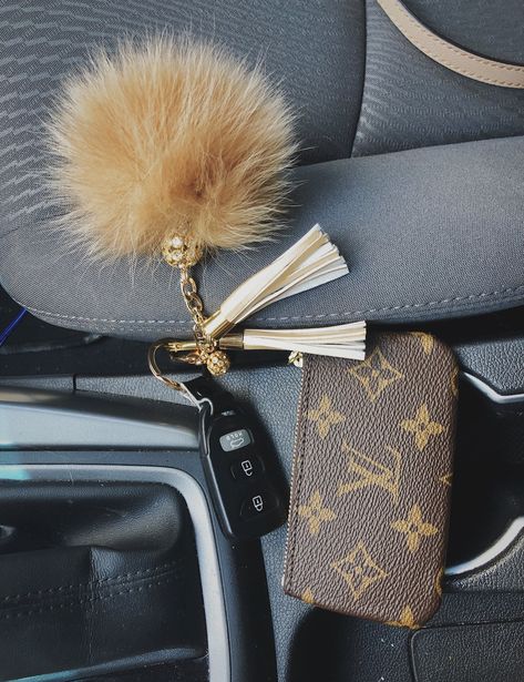 Louis Vuitton Keychain Aesthetic, New Car Keys Aesthetic, Louis Vuitton Key Pouch Aesthetic, Louis Keychain, Aesthetic Keys, Louis Vuitton Keychain Wallet, Car Keychain Aesthetic, Car Keys Aesthetic, Mochila Louis Vuitton