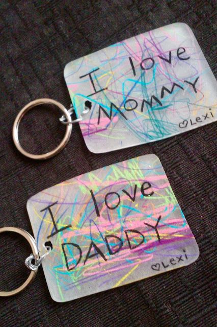 Diy Shrinky Dink, Shrinky Dink Keychain, Shrinky Dink Crafts, Anniversaire Diy, Shrinky Dink, Mothers Day Crafts For Kids, Daycare Crafts, Diy Mothers Day Gifts, Father's Day Diy