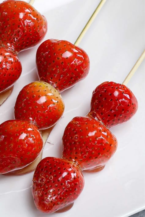 Tangululu Aesthetic, Fruit On Stick, Sugar Coated Fruit, Strawberry Sugar, Japanese Fruit, Strawberry Tanghulu, Tanghulu Aesthetic, Candied Strawberries, Candied Fruits