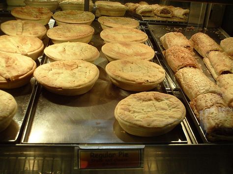 Delicious meat pies from New Zealand New Zealand Meat Pie Recipe, New Zealand Cuisine, Meat Pie Recipe, New Zealand Food, Pie Shop, Meat Pies, Cheap Dinner Recipes, Best Meat, Food Channel