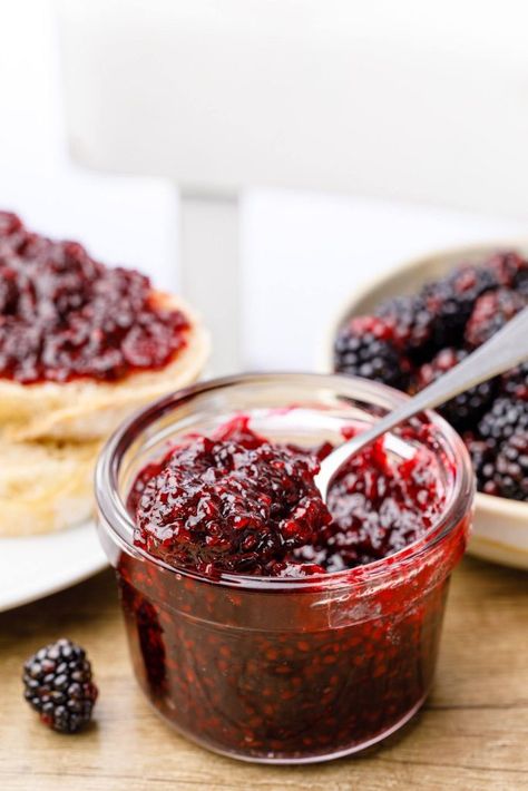 Refrigerator Blackberry Jam Recipe (No Pectin Required!) - Nurtured Homes Blackberry Jam Recipe, Homemade Blackberry Jam, Easy Jam Recipe, Tomato Jam Recipe, Blackberry Jam Recipes, Peach Jam Recipe, Easy Jam, Breakfast Spread, Fruit Combinations