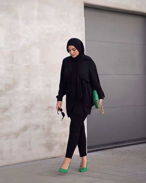 E D A on Instagram: “black outfits and me 🤝 📸 @mariettaschwerfeld.photography” Clothes For Veiled Women, Black Hijab Outfit, Casual Sporty Outfits, Black Hijab, Stile Hijab, Mode Turban, Iranian Women Fashion, Head Scarf Styles, Hijabi Fashion Casual