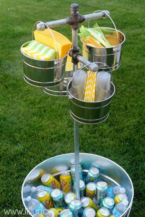 This list of DIY outdoor is fantastic! Whether you need a full functional bar or just a drink stand - this list has something to suit your needs! These DIY outdoor decorations are great for turning something old into new! Trash to treasure creations are beautiful and functional! #OutdoorBar #Bar #Deck #Patio #HomeDecor #BackYard #OutdoorSpaces Preakness Party, Hawiian Party, Food Emoji, Octoberfest Party, Vegetarian Party, Octonauts Party, Food Thanksgiving, Food Halloween, Serving Ideas