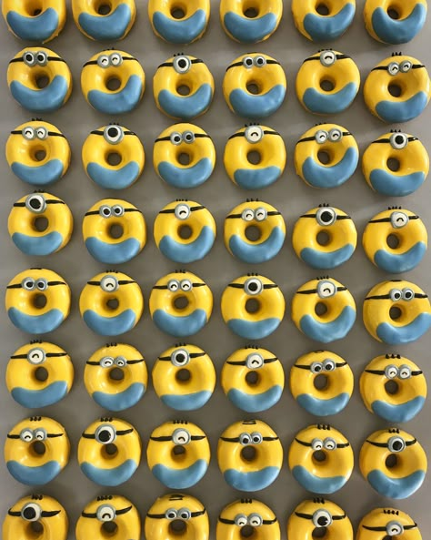 Donut Decorating Ideas, Fancy Donuts, Donuts Gourmet, Minion Birthday Cake, Donut Decorations, Mini Doughnuts, Minion Birthday Party, Minion Cake, Cute Donuts