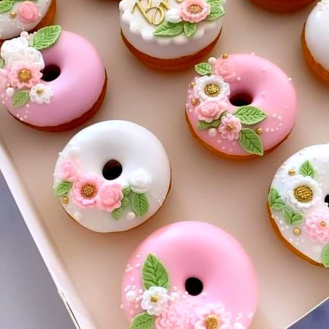 Cups of Dew on Tumblr Donut Decorating Ideas, Fancy Donuts, Food Miniatures, Food Business Ideas, Mini Doughnuts, Fondant Baby, Birthday Planning, Mini Donuts, Cake Donuts