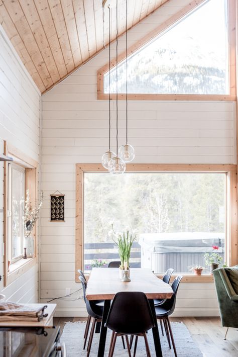 Ski Cabin Bathroom, Modern Cabin Dining Room, Cabin Lighting Fixtures, Modern Scandinavian Cabin, Shed Extension, Cabin Ceiling, Scandinavian Cabin Interior, Scandinavian Cabins, Modern Cabin Interior