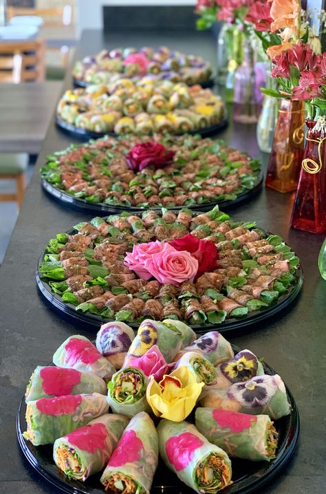 Fresh summer(spring) rolls with edible flowers, Thai sushi! For catering party trays. Thai Food Wedding Catering, Vietnamese Food Party Tray, Viet Party Food, Thai Catering Ideas, Thai Party Theme, Asian Catering Ideas, Vietnamese Catering, Asian Themed Dinner Party Decor, Thai Party Decorations