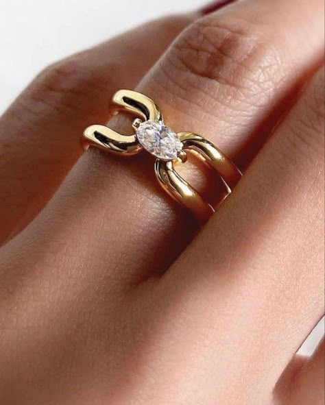 Detailed Gold Engagement Rings, Unique And Simple Engagement Rings, Cool Ring Designs, Original Wedding Rings, Weird Wedding Rings, One Of A Kind Engagement Rings, Unique Ring Settings, Dinner To Impress, Edgy Engagement Ring