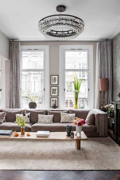 A Mixture of Styles in a Beautiful 1920s Townhouse in Amsterdam — THE NORDROOM Amsterdam Townhouse, Glamour Living Room Decor, City Living Room, Townhouse Interior, Ceiling Curtains, Stylish Apartment, Dining Nook, High Ceilings, Living Room Flooring