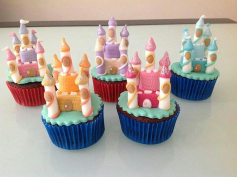 Cute Castle Cupcakes Castle Cupcakes, Mini Castle, Disney Princess Cupcakes, Eat Cupcakes, Princess Cupcakes, Castle Cake, Fairy Cakes, Party Food And Drinks, Princess Cake