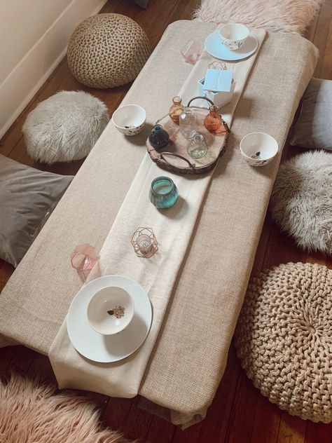 Coffee Table With Floor Pillows, Floor Seating Dining Room, Floor Sitting Dining Table, Floor Table Ideas, Low Dining Table Floor Seating, Floor Dining Table Ideas, Floor Dining Table, Boho Chic Dining Room, Iftar Ideas