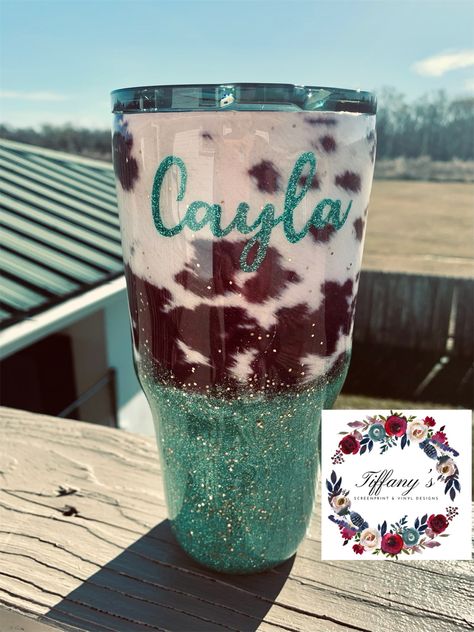 Cow Print Tumbler Cup Glitter, Glitter Cow Tumbler, Cow Epoxy Tumbler, Cow Print Cup Ideas, Cow Print Tumbler Ideas, Western Cup Designs, Cow Tumbler Ideas, Cow Print Cups, Cow Tumbler Cup