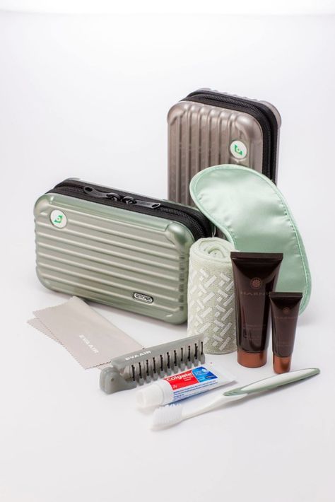 [Royal Laurel Class] EVA Air The Taipei-based airline has managed to make their Royal Laurel Class amenity kits not only useful during flight, but also collectible. Hard-sided cases designed by German luggage maker Rimowa come in one of two colors—crystal green and prosecco. The kits contain products by top Thailand spa Harnn, including moisturizer and lip balm, as well as a microfiber cloth for screen-cleaning. Airline Amenities Kits, Amenity Kits, Eva Air, Best Gift Baskets, Travel Gift Set, Cosmetic Bag Organization, Crystal Green, Luxury Amenities, Brand Kit