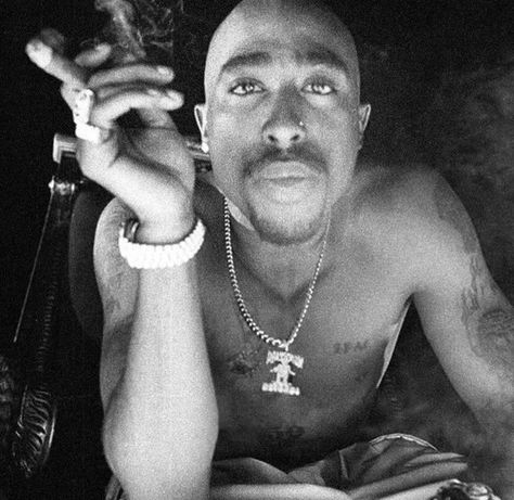 2pac Photos, Hiphop Aesthetic Wallpaper, 2pac Pictures, 2pac Shakur, Tupac Wallpaper, Tupac Pictures, Love Birthday Quotes, 90s Hip Hop Fashion, Snoop Dog