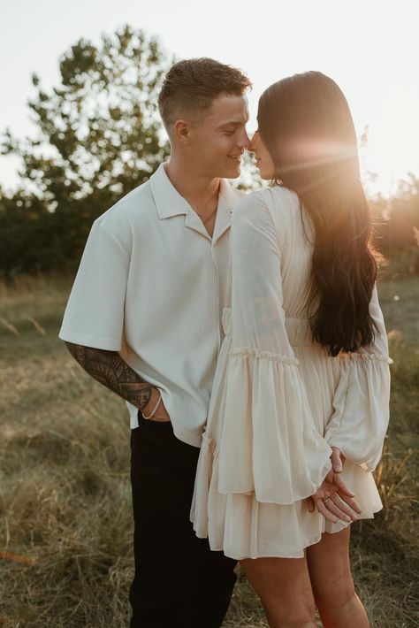 Fall Couple Pictures Outfits, Couple Photoshoot Outfits, Fall Couple Pictures, Hk Photography, Boho Photoshoot, Fall Couple Photos, Engagement Photo Outfit, Fall Couple, Couple Shoots