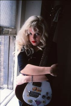 Kat Bjelland, Kathleen Hanna, Cottagecore Pink, Angry Girl, Wall Of Sound, Alternative Rock Bands, Sonic Youth, Riot Grrrl, Courtney Love