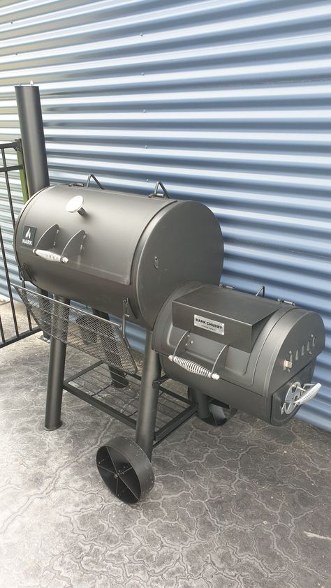 Hark Chubby offset smoker Diy Offset Smoker, Custom Smokers, Custom Bbq Smokers, Smoker Designs, Diy Rocket Stove, Bbq Pit Smoker, Diy Smoker, Backyard Bbq Grill, Bbq Grill Smoker