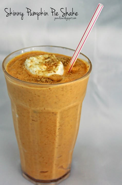 Skinny Pumpkin Pie Shake - ease the transition from summer to fall with this 180 calories, 1 fat, 17 protein treat!! So tasty! Pumpkin Shake, Pumpkin Pie Shake, Yogurt Protein, Healthy Pumpkin Pies, Pumpkin Pie Smoothie, Pumpkin Smoothie, Halloween Cocktails, Protein Shake Recipes, Milkshake Recipes