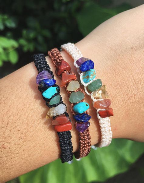 Rainbow Crystal Chip Bracelet / Stone Chip Bracelet / Crystal Chip Bracelet / Macrame Bracelet / Cha Stone Chip Bracelet, Cristal Bracelet, Crystal Chip Bracelet, Hobby Inspiration, Crystal Jewelry Diy, Macrame Colar, Macrame Bracelet Diy, Bracelet Crochet, Dry Skin Body