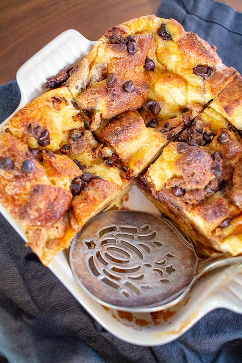 Chocolate Chip Cookie Bread Pudding combines custardy bread pudding and chocolate chip cookies. It tastes like a combination of cake, pudding, and chocolate chip cookies. It's ooegy gooey deliciousness. Chocolate Chip Bread Pudding, Whipped Chocolate Frosting, Cookie Bread, Cake Pudding, Chocolate Bread Pudding, Chocolate Chip Bread, Chocolate Peanut Butter Cake, Ceramic Baking Dish, Chocolate Chip Pancakes