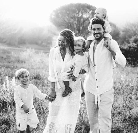 White Tops And Jeans Family Pictures, Family Pictures 2023, Editorial Family Photos, Family Photoshoot 3 Kids, Family Of 4 Photo Ideas, Big Family Photos, Family Photoshoot Poses, Fall Family Portraits, Family Photoshoot Outfits