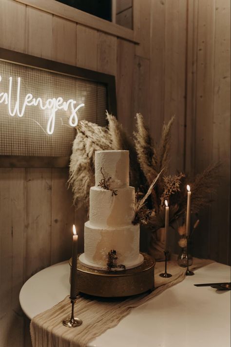 Western Themed Wedding Cakes, Elegant Western Wedding Decor, Boho Wedding Cake Table Decor, Western Cake Table, Western Wedding Food Ideas, Western Sweetheart Table, Boho Dessert Table Wedding, Boho Wedding Cake Table, Boho Cake Table