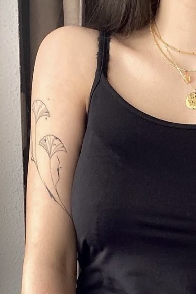 Arm Tattoos Women, Upper Arm Tattoos, Tattoos Women, Upper Arms, Arm Tattoos, Henna Tattoo, Arm Tattoo, Tattoo Inspo, Geometric Tattoo