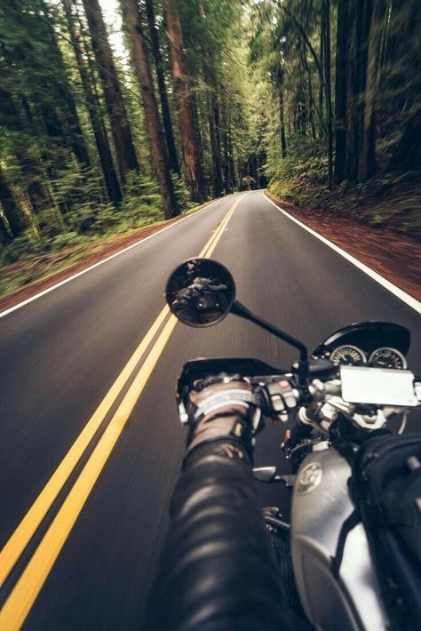 Bike Riding Photography, Bike Rides Photography, Motorbike Photography, Biker Photography, Image Moto, Мотоциклы Cafe Racers, Motorcycle Photography, Motorcycle Aesthetic, Biker Aesthetic