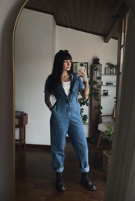 Overalls Black Outfit, Fall Jumpsuit Outfit Casual, 70s Goth Aesthetic, How To Style A Denim Jumpsuit, Outfit Con Jumpsuit, Overall Outfit Fall, Overalls With Boots, Jeans Jumpsuit Outfit, Yallternative Outfit