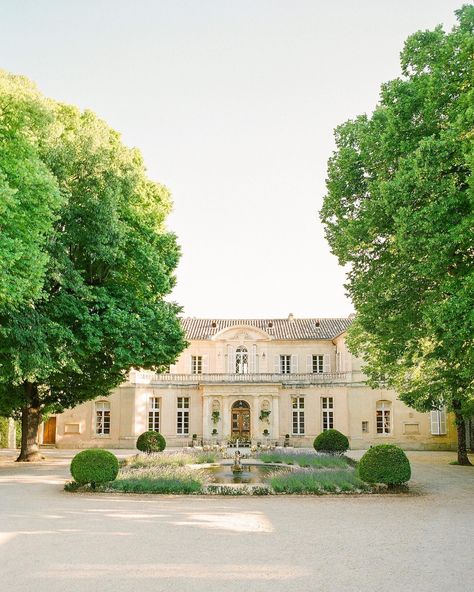 Bookmark this page girls, because destination wedding or not, you will want to save this list for your next trip to France! The prettiest wedding venues in France was curated by Haley of Willow & Oak Events has the most unique and charming estates in France. Allons-y! Loire Valley Chateau, Willow Oak, Fox Wedding, Trip To France, Wedding Instagram, Provence Wedding, Wedding Site, Venue Decor, French Countryside