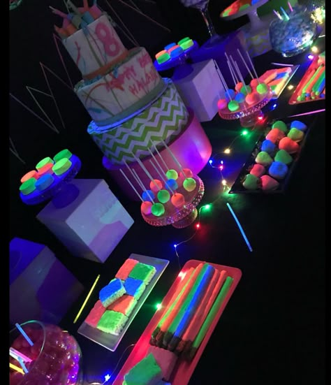 Glow Party Food, Dark Birthday Party, Glow In The Dark Birthday, Glow Theme Party, Dark Birthday, 14th Birthday Party Ideas, Glow In Dark Party, Neon Birthday Party, Glow Birthday Party