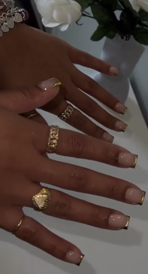 Simple Nails For Birthday, Short Gold And White Nails, Gold Nails Acrylic French Tips, Cute Gold Nail Designs, Graduation Nails Black Women, Gold Nails Square Short, Gold Short Nails Ideas, Prom Nails Pearl, Gold Birthday Nails Short