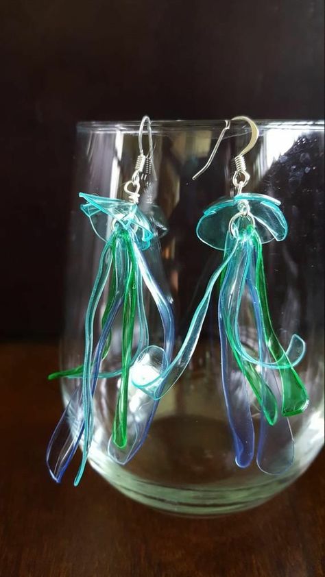 Bottle Jellyfish, Plastik Recycling, Bottles Decoration Diy, Jellyfish Earrings, Upcycle Plastic, Plastic Bottle Flowers, Plastic Bottle Art, Recycled Art Projects, Bottle Earrings