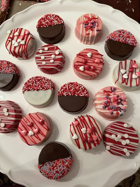 Oreos Covered In Chocolate, Valentines Oreos Chocolate Dipped, Chocolate Covered Treats Valentines, Valentines Day Chocolate Covered Oreos, Valentine Oreo Cookies, Chocolate Covered Oreos Recipe, Chocolate Covered Oreos Decorated, Chocolate Covered Oreos Valentine, Valentine’s Day Oreos