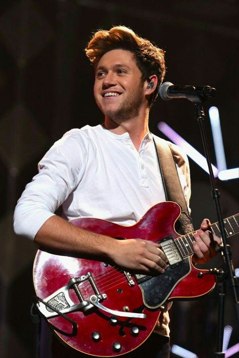 Niall Horan - One Direction Niall Horan News, One Direction Fotos, Niall Horan Baby, Slow Hands, Gambar One Direction, Red Guitar, One Direction Photos, Irish Princess, Irish Boys