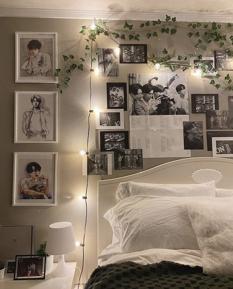 Aesthetic Room Kpop Decor, Room Ideas Aesthetic Anime And Kpop, Cozy Kpop Room, Kpop Inspired Room Decor, K Pop Inspired Room, K Pop Room Decor Ideas, K Pop Bedroom Aesthetic, Kpop Room Minimalist, Minimalistic Kpop Room