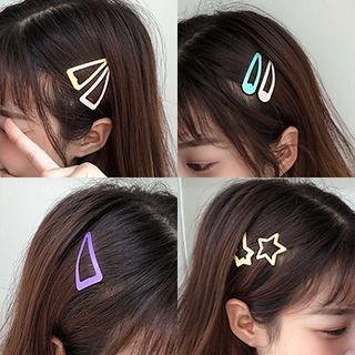 Short Hair Accessories Aesthetic, Hairclip Ideas For Short Hair, Cute Clips For Short Hair, How To Use Different Hair Clips, Hair Clip Pin Hairstyles, Hair Pin Clip, Small Hair Accessories, Cute Hairstyles For Short Hair With Clips, Colorful Hair Clips Hairstyles