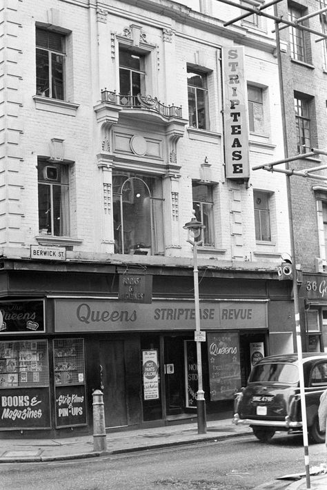 vintage everyday: Black and White Photos of Soho, London in 1972 Berwick Street, Historical London, Southeast London, 70s Photos, Ancient Greek Architecture, Photography Black And White, London History, Soho London, Photography Collection